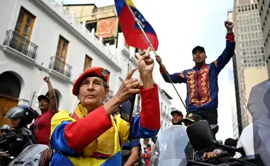 Demonstrators participate in a march outside the National Assembly on the day Vice President Delcy Rodriguez was formally sworn in as Venezuela's interim president, as U.S.-deposed President Nicolas Maduro appeared in a New York court after the Trump administration removed him from power, in Caracas, Venezuela January 5, 2026. REUTERS/Maxwell Briceno