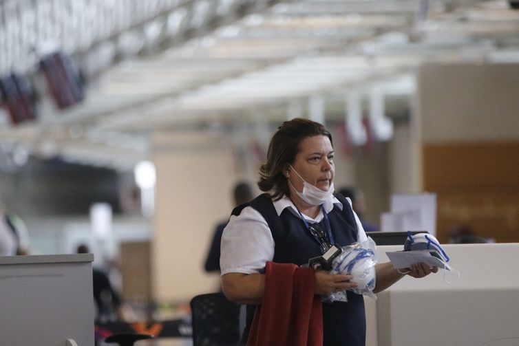 PASSAGEIROS VESTEM MÁSCARAS CONTRA O NOVO CORONAVÍRUS NO AEROP