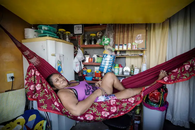 Manaus (AM), 21/11/2023, Jocilda Marques, proprietaria de uma vendinha no lago do Aleixo, fala sobre a maior seca em 121 anos que Manaus vem sofrendo. Foto: Rafa Neddermeyer/Agência Brasil