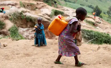 Criança carrega água no Congo
01/12/2018.  REUTERS/Goran Tomasevic/File Photo
