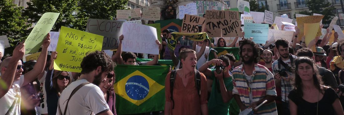 Em Lisboa, os manifestantes se reuniram em frente do consulado brasileiro na cidade, na Praça Luís de Camões, no Bairro Alto.
