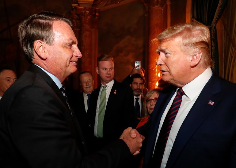 Presidente da República Jair Bolsonaro cumprimenta o presidente dos Estados Unidos Donald Trump. | Agência Brasil