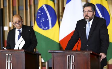 O ministro da Europa e dos Negócios Estrangeiros da França, Jean-Yves Le Drian, e o ministro das Relações Exteriores, Ernesto Araújo, durante declaração à imprensa, no Palácio Itamaraty.