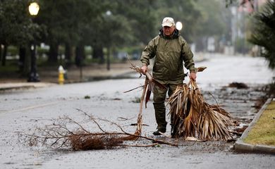 Moradores limpam as ruas em Charleston