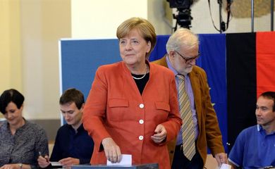 Favorita para garantir o quarto mandato, chanceler Angela Merkel vota em eleições legislativas alemãs