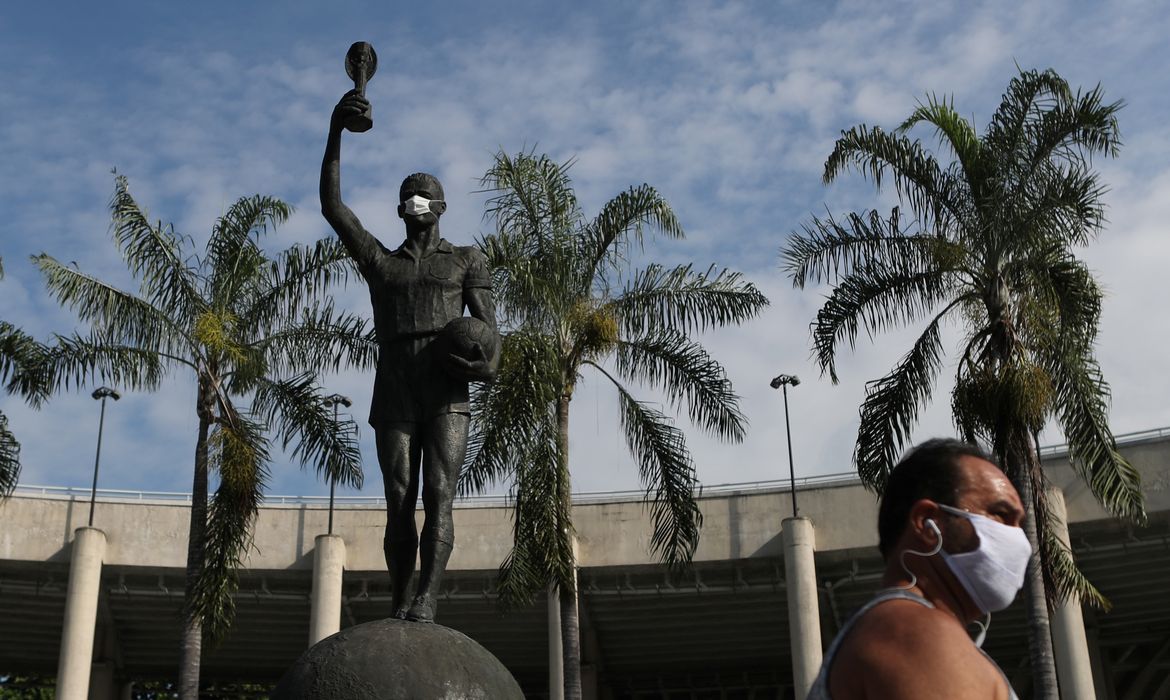 Estátua de Bellini, capitão da seleção brasileira, no estádio do Maracanã, durante a Copa do Mundo de 1958,  usa uma máscara protetora no primeiro dia de uso obrigatório de máscaras no Rio de Janeiro, em meio à doença por coronavírus