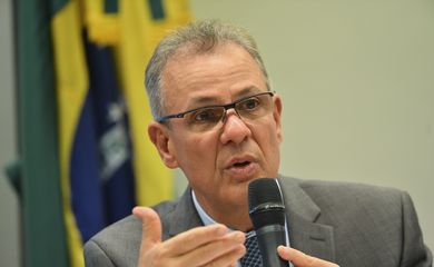 O ministro de Minas e Energia, Bento Albuquerque, participa de audiência pública, promovida pela Comissão de Minas e Energia da Câmara dos Deputados, para debater o plano do governo para o desenvolvimento do setor de energia no Brasil.