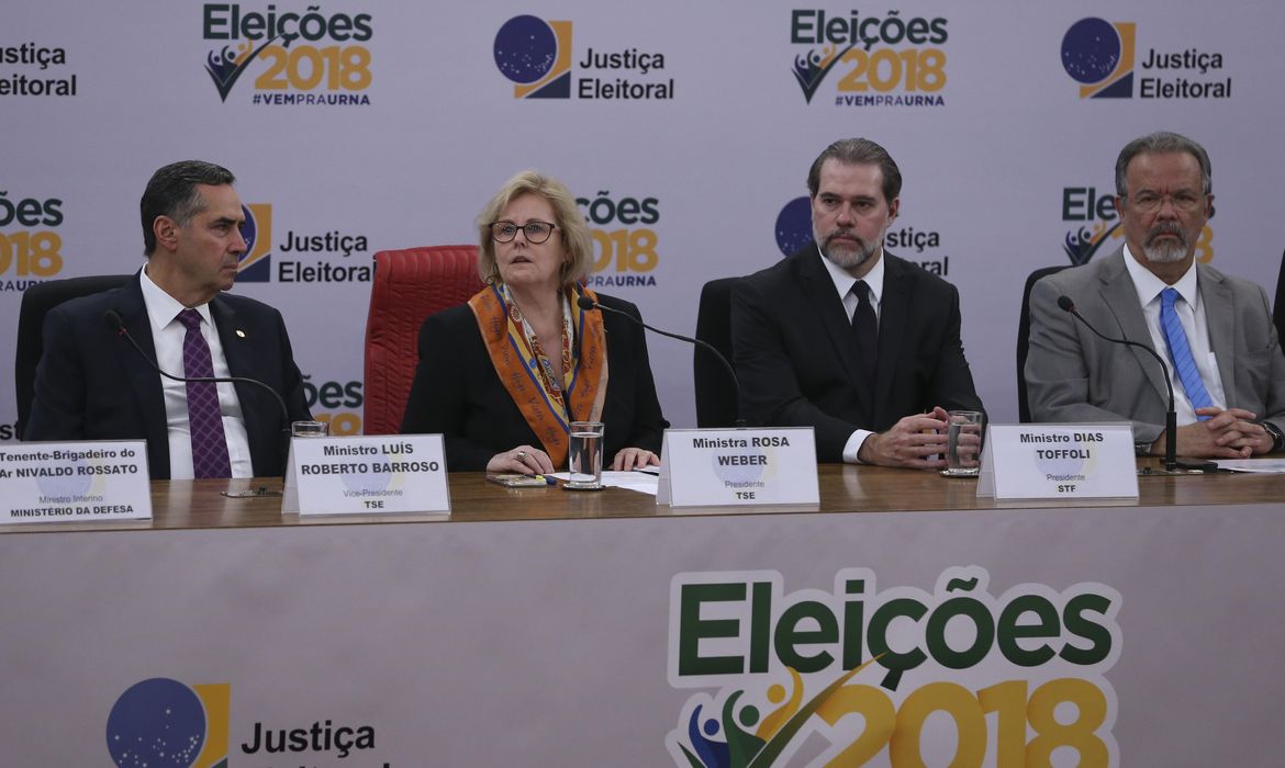 O ministro do STF Roberto Barroso, a presidente do TSE, Rosa Weber, o presidente do STF, Dias Toffoli, e o ministro da Segurança Pública, Raul Jungmann, durante divulgação do resultado do primeiro turno da eleições de 2018.
