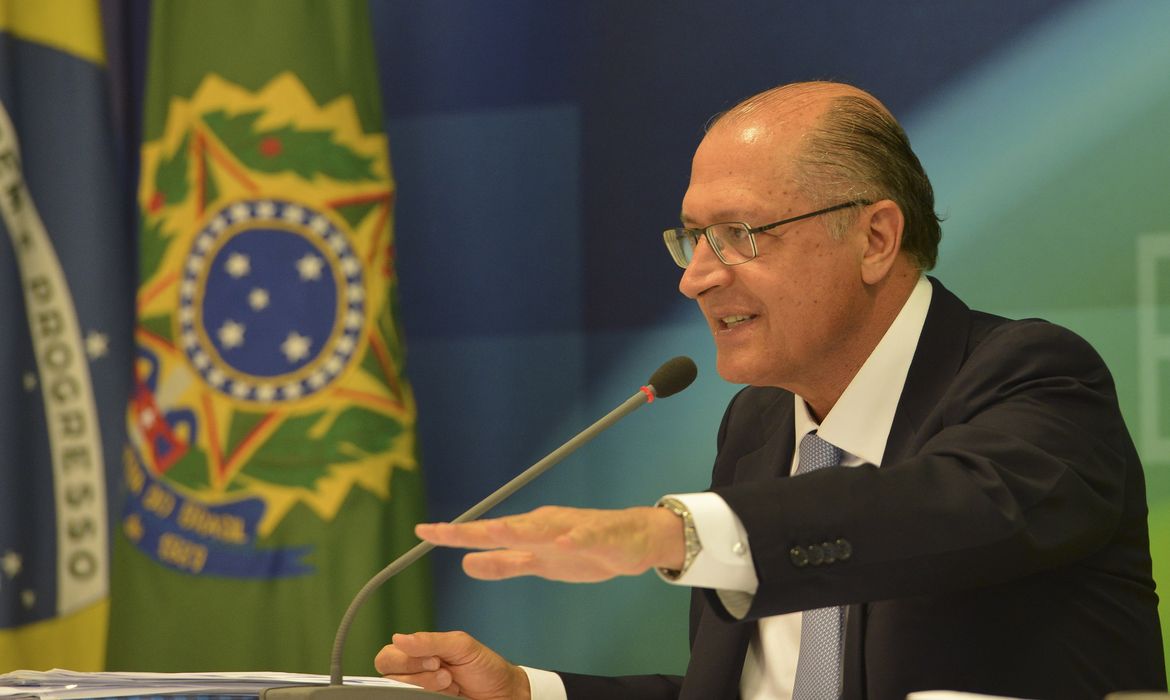 O governador de São Paulo, Geraldo Alckmin concede entrevista acompanhado dos ministros, Aloizio Mercadante e Izabela Teixeira, após reunião com a presidenta Dilma Rousseff (José Cruz/Agência Brasil)