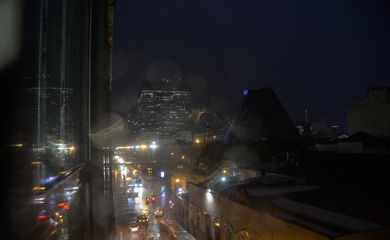  Vista do Centro da cidade, durante chuva forte que atinge diversos bairros e deixa cidade em estágio de atenção