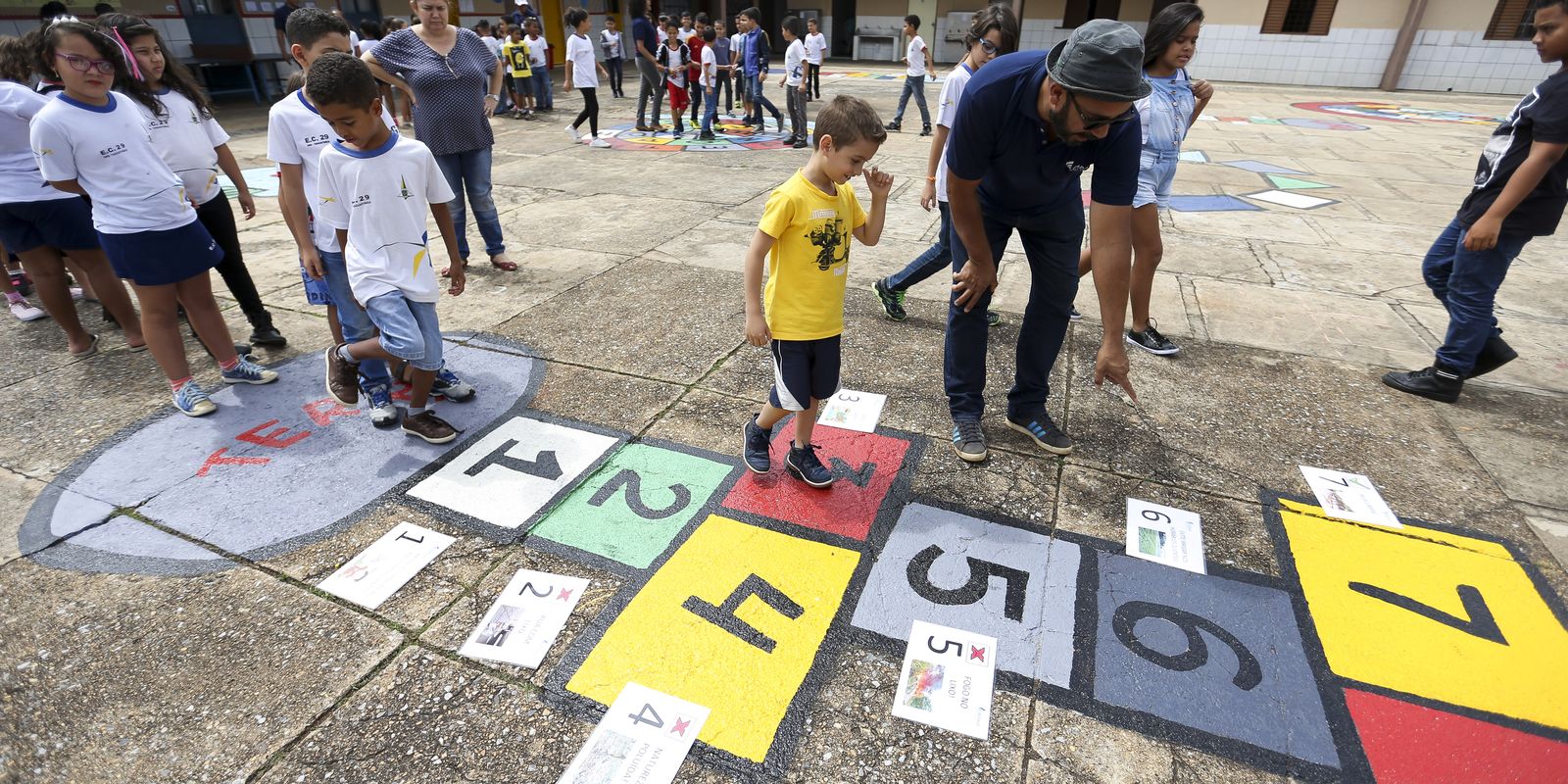 Estudantes transformam espaço escolar com pinturas de jogos educativos