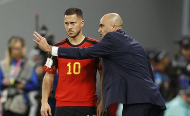 Eden Hazard conversa com técnico Roberto Martinez durante partida contra a Croácia na Copa do Mundo do Catar