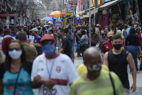 População caminha no centro de Duque de Caxias, primeiro município do Rio de Janeiro a flexibilizar o uso de máscara.