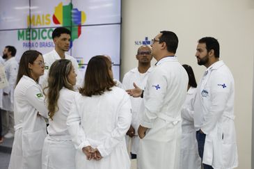 Rio de Janeiro (RJ), 24/04/2025 – Novos médicos do Programa Mais Médicos durante visita no Super Centro Carioca de Saúde, em Benfica. Foto: Fernando Frazão/Agência Brasil