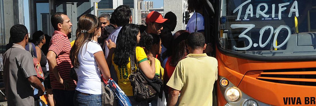Pessoas tentando entrar em um ônibus na região central de Brasília