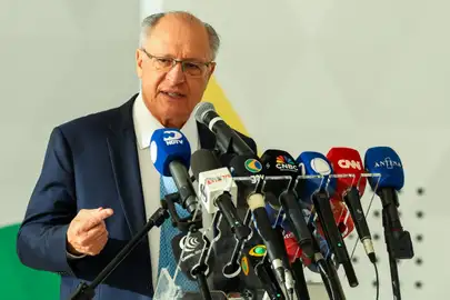 Brasília (DF), 14/07/2025 - Vice presidente, Geral do Alckmin, durante entrevista após assinatura de medida provisória que concede isenção da taxa de serviço metrológico para verificação de taxímetros.
Foto: Valter Campanato/Agência Brasil