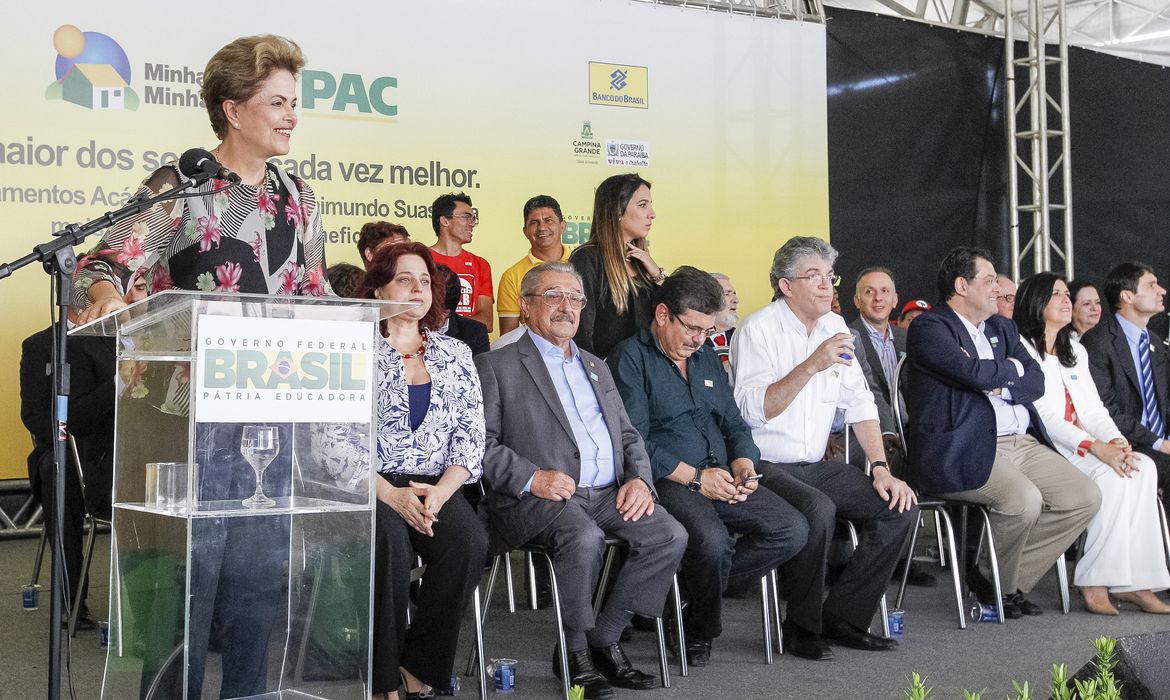 Presidenta Dilma Rousseff durante cerimônia de entrega de unidades habitacionais do Loteamento Acácio Figueiredo e Raimundo Suassuna, do Programa Minha Casa Minha Vida. Roberto Stuckert Filho/PR