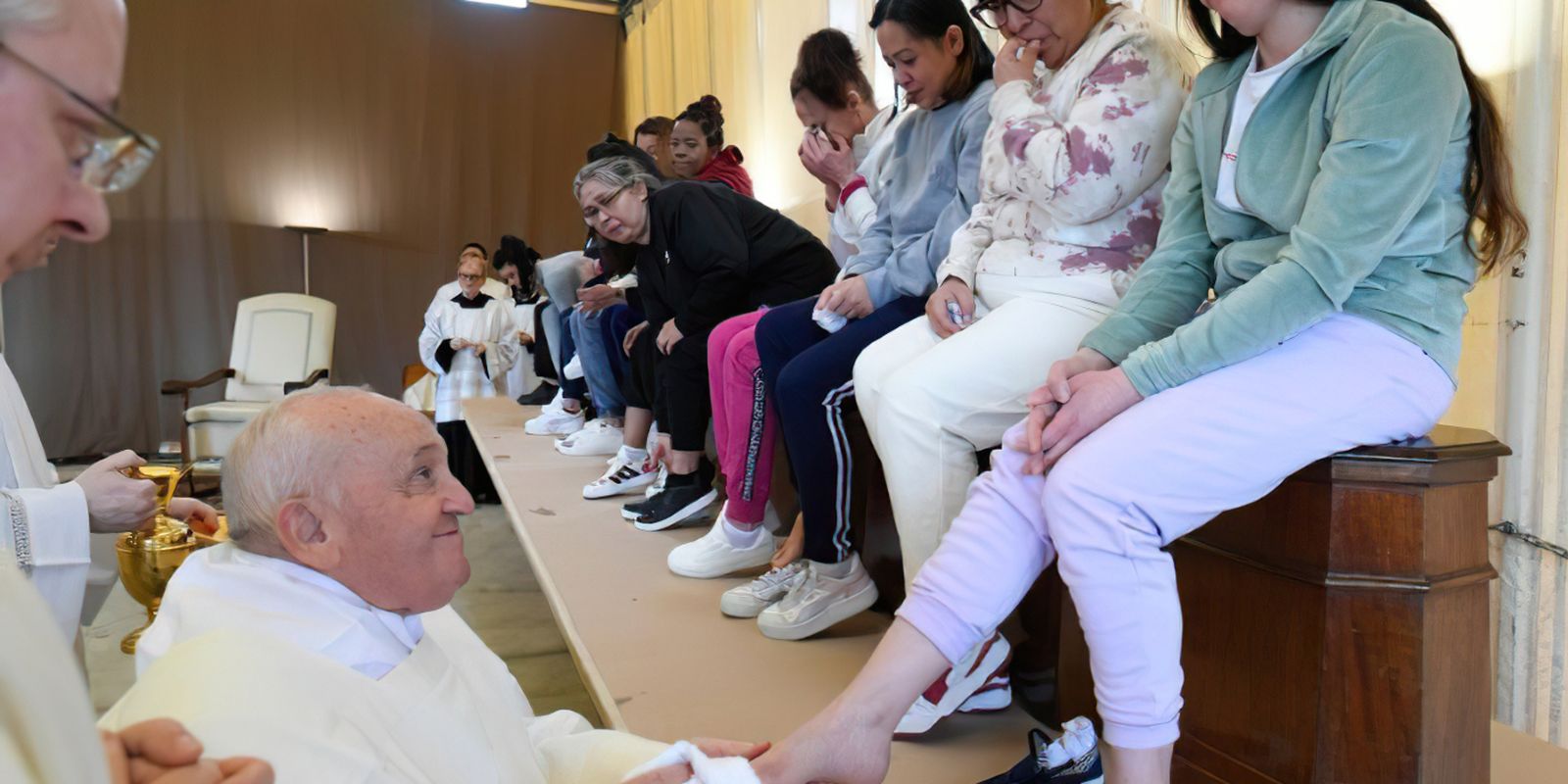 Papa Francisco lava pés de 12 detentas em Roma