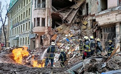 Equipes de resgate trabalham em prédio atingido por ataque aéreo em Kharkiv, na Ucrânia