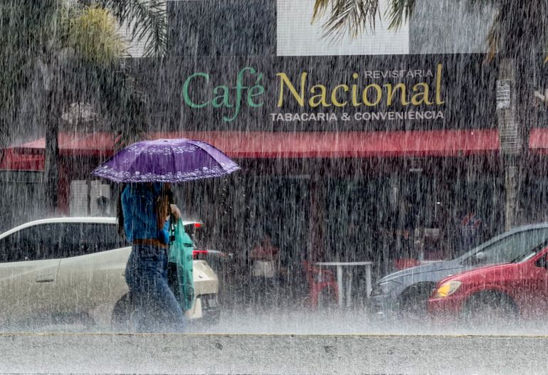 05/02/2026 - Brasília - Chuva forte nessa tarde de quinta feira na cidade de Brasília. Foto: Rafa Neddermeyer/Agência Brasil
