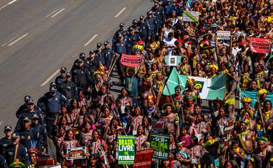 Brasília (DF) 23/04/2024 – Indígena de várias etnias que participam do Acampamento Terra Livre 2024 marcham na Esplanada dos Ministérios com o eslogam #EmergênciaIndígena: Nossos Direitos não se negociam.
Foto: Marcelo Camargo/Agência Brasil