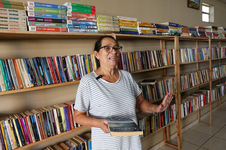 Brasília(DF), 25/08/2023 - Lucivalda Alves frequentadora da Biblioteca do Bosque, em São Sebastião (DF).Foto:Wilson Dias/Agência Brasil