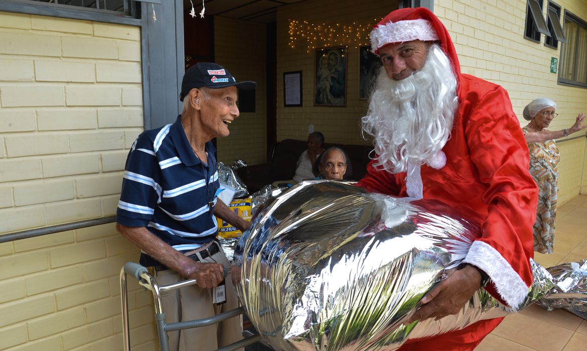 Idosos moradores do Lar São José, em Sobradinho, no Distrito Federal, recebem presentes de Natal