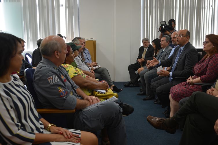 O procurador-geral de Justiça, Gianpaolo Smanio, promotores de habitação e urbanismo, movimentos sociais, e representantes do Corpo de Bombeiros, da Defesa Civil e da prefeitura, discutem moradia na região central de São Paulo.