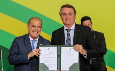 O ministro do Trabalho e Previdência, Onyx Lorenzoni e o  presidente da República, Jair Bolsonaro, participam de solenidade de consolidação do marco regulatório trabalhista infralegal, no Palácio do Planalto