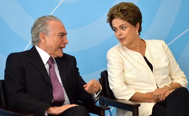 Brasília - O vice-presidente Michel Temer e a presidenta Dilma Rousseff participam da cerimônia de anúncio dos critérios de outorgas de radiodifusão AM para FM, no Palácio do Planalto (José Cruz/Agência Brasil)