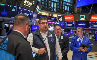 Traders e equipes na Nyse reagem a problemas técnicos na bolsa de Nova York, EUA
3/6/2024 REUTERS/Brendan McDermid