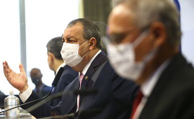 Os senadores Omar Aziz e  Renan Calheiros durante sessão para votação do relatório da CPI da Pandemia.