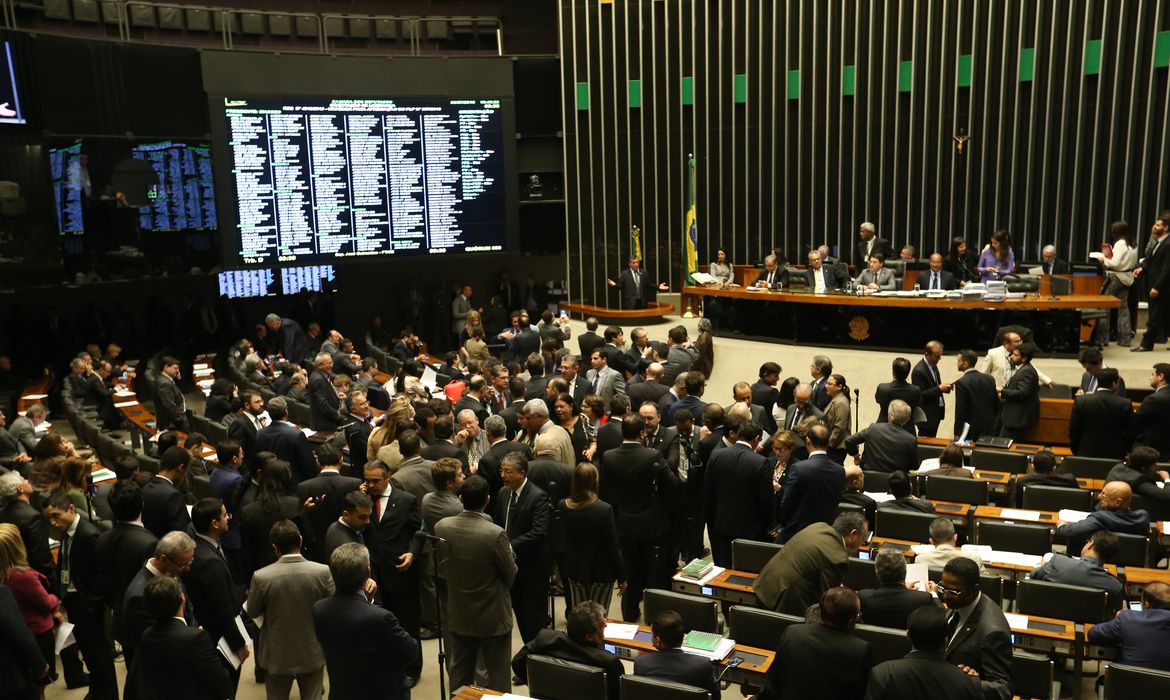 Plenário da Câmara rejeita pedido de urgência para renegociação da dívida dos estados  )