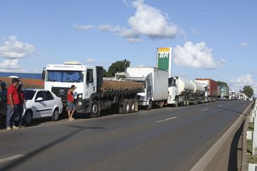 Valter Campanato/Agência Brasil/Agência Brasil Caminhoneiros paralisam a BR-040 , em Valparaíso de GO durante manifestação contra o aumento de combustíveis.