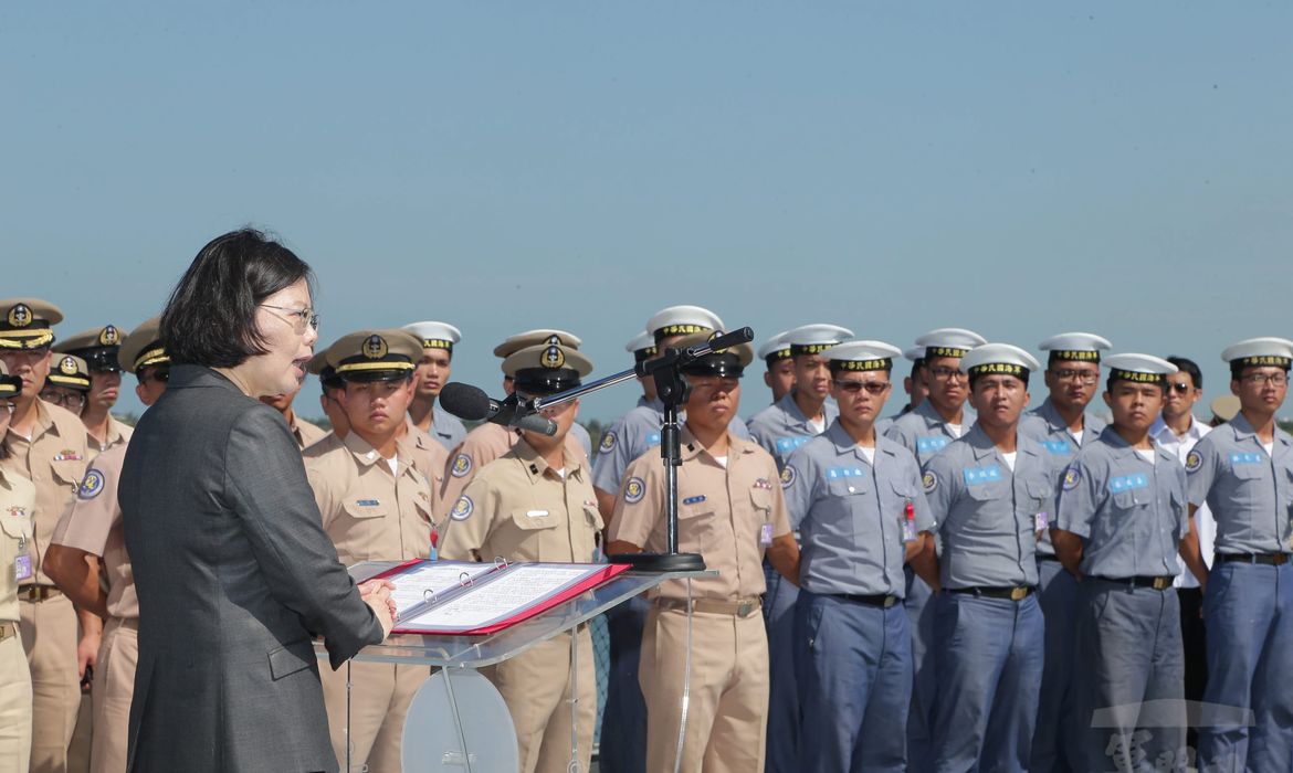 A presidenta de Taiwan, Tsai Ing- wen, fala com os marinheiros antes da partida do navio que patrulhará o Mar do Sul da China