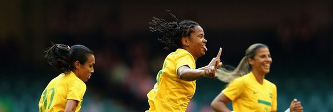 Brasil estreia com goleada no futebol feminino