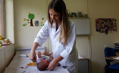 No Recife, João Lucas recebe atendimento na neuropediatra da Associação de Assistência à Criança Deficiente, pela médica Vanessa Van der Linden