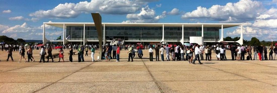Público enfrenta fila para entrar no velório de Niemeyer, no Palácio do Planalto