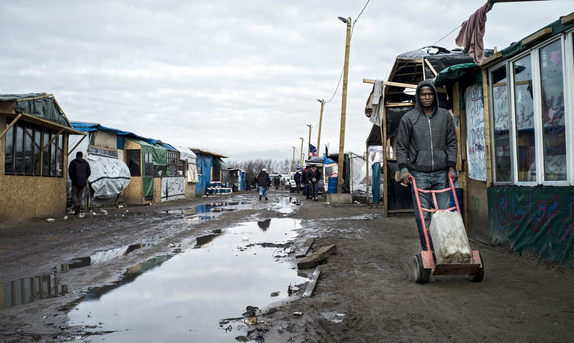 Campo de refugiados em Calais, no norte da França, onde milhares de migrantes aguardam para cruzar o Canal da Mancha e chegar à Inglaterra