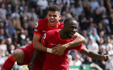 Naby Keita comemora gol marcado na partida do Liverpool contra o Newcastle pelo Campeonato Inglês