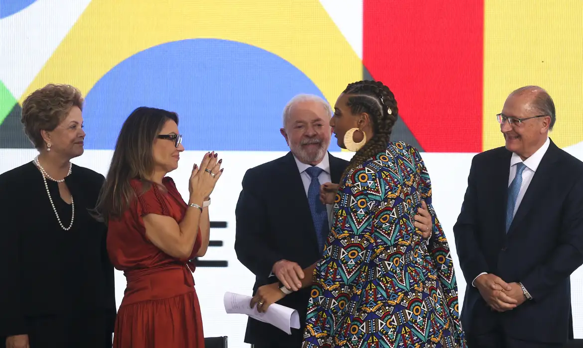 O presidente Luiz Inácio Lula da Silva, participa da cerimônia de posse da ministra da Igualdade Racial, Anielle Franco, no Palácio do Planalto