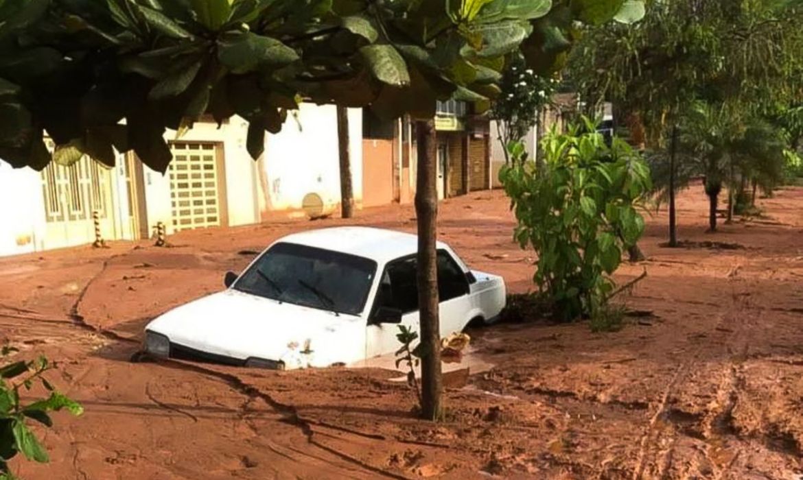 Ipatinga 12/01/2025 Ipatinga teve diversos pontos de deslizamentos e alagamentos devido à chuva da madrugada deste domingo (12)
Crédito: Reprodução/ Instagram/ CBMMG