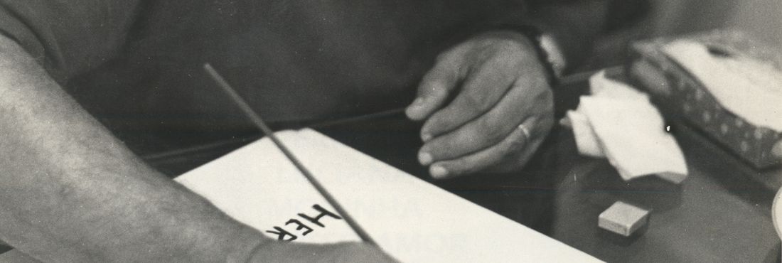 Dorival Caymmi assinando material para álbum de 1984 "Setenta anos, Caymmi"