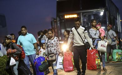 Imigrantes venezuelanos embarcam em avião da Força Aérea Brasileira, em Boa Vista, com destino à Manaus e São Paulo.
