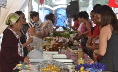Rio de Janeiro -   O Movimento dos Trabalhadores Rurais Sem Terra (MST) realiza hoje e amanhã (25), no Largo da Carioca, no centro do Rio,a V Feira Estadual da Reforma Agrária Cícero Guedes. Na feira são comercializados frutas, verduras,