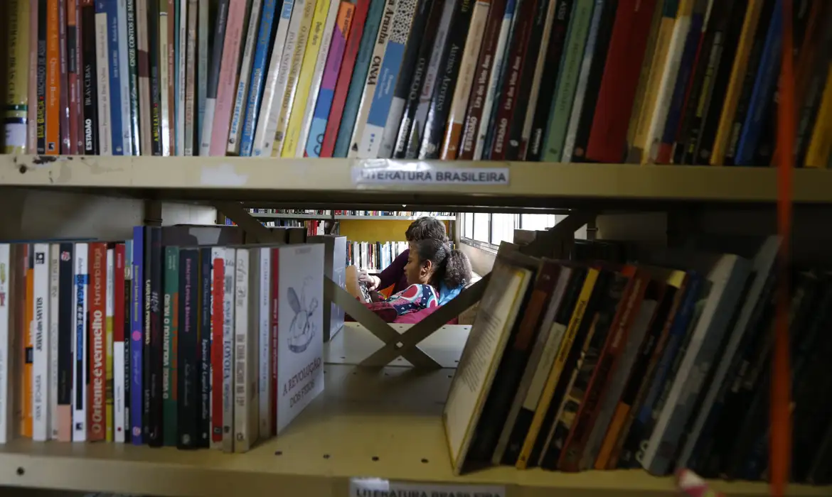 São Paulo SP 25/08/2023   - Biblioteca Comunitária Djeanne Firmino na Zona Sul da cidade. Mediadora de Leitura. Foto: Paulo Pinto/Agência Brasil