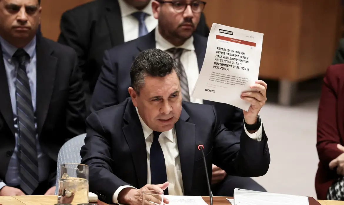 Reuters/Brendan McDermid/Proibida reprodução Venezuela Ambassador to the United Nations Samuel Reinaldo Moncada Acosta speaks as he holds up a news article, during a UN Security Council meeting on U.S. strikes and the capture of Venezuelan President Nicolas Maduro and his wife, Cilia Flores, at the United Nations headquarters in New York, U.S., January 5, 2026. REUTERS/Brendan McDermid