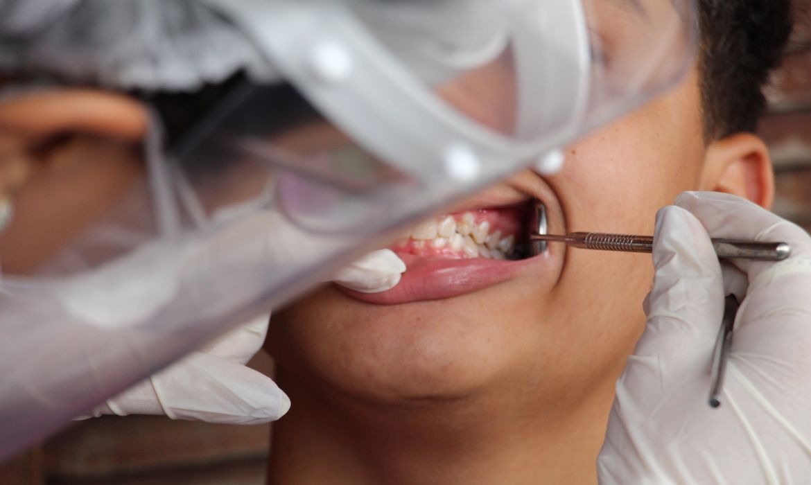 O Ministério da Saúde, em parceria com a UFMG, iniciou o maior levantamento nacional de saúde bucal na capital mineira.