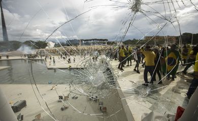 Brasilia 07/02/2023 - Manifestantes invadem predios publicos na praca dos Tres Poderes, na foto manifestantes na rampa de ascesso do Palacio do Planalto