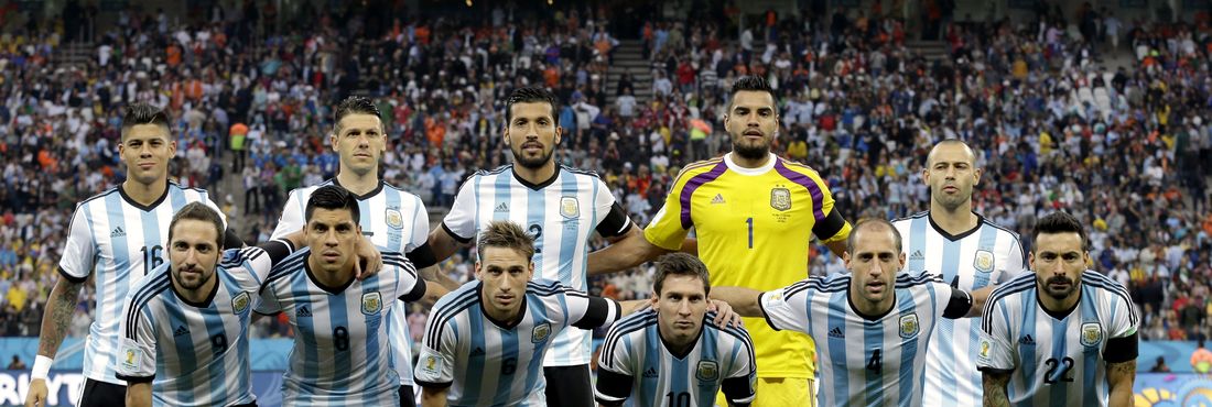 Jogadores argentinos posam para foto oficial antes do início da partida contra a Holanda na Arena Corinthians, em São Paulo